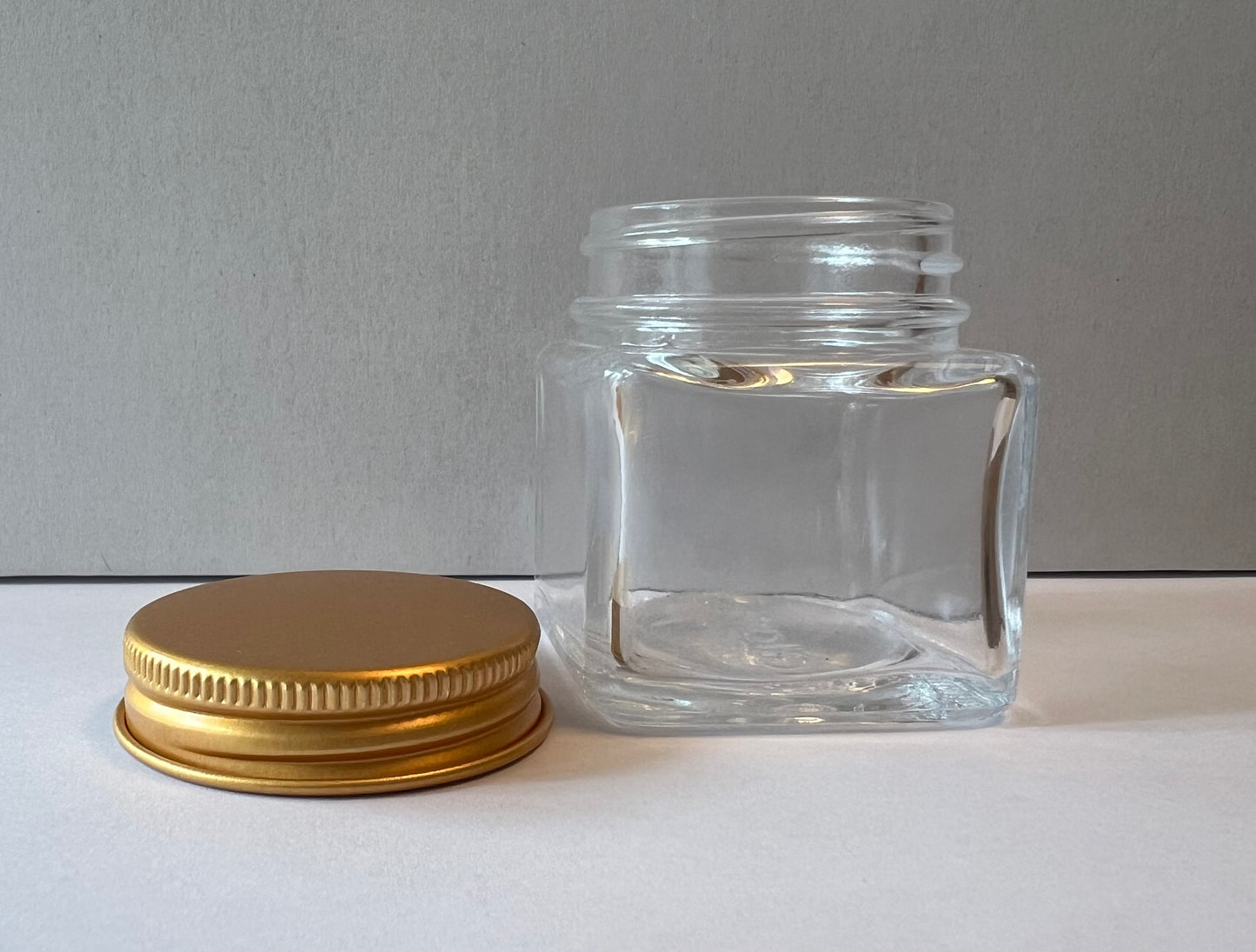 1.5 oz jar with gold lid