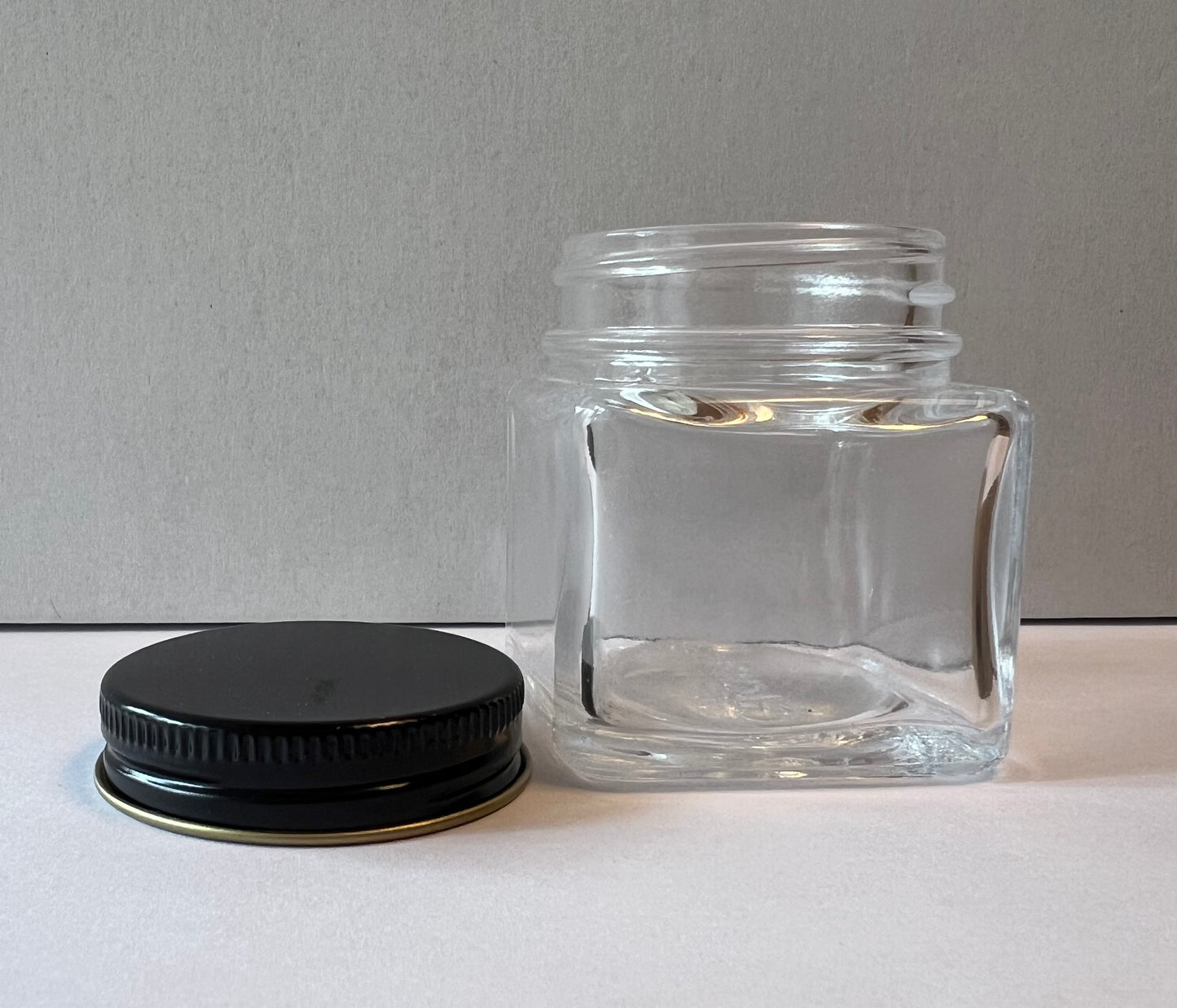 1.5oz glass jar with black lid